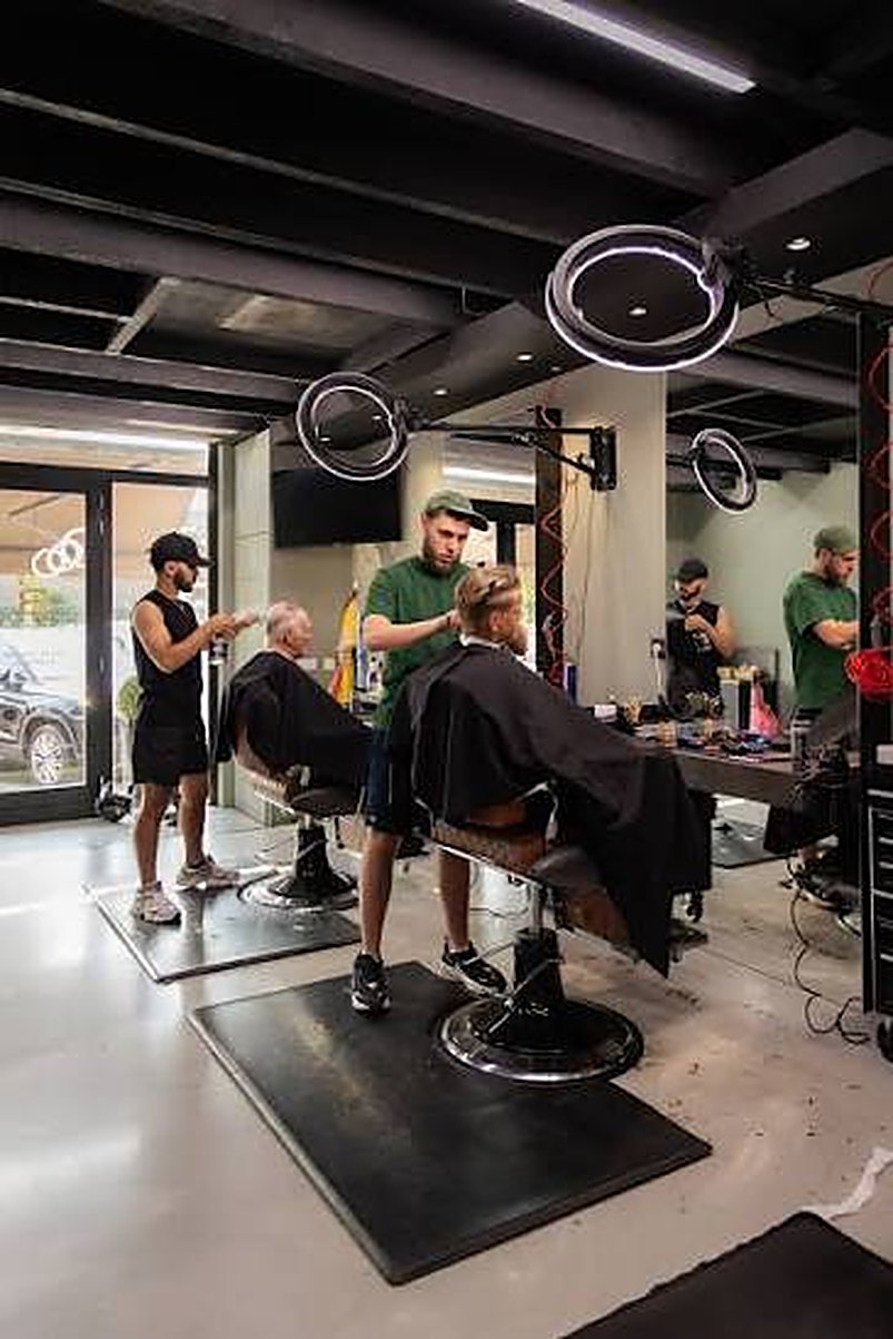 Barbers aan het werk bij Hotspot Barbershop
